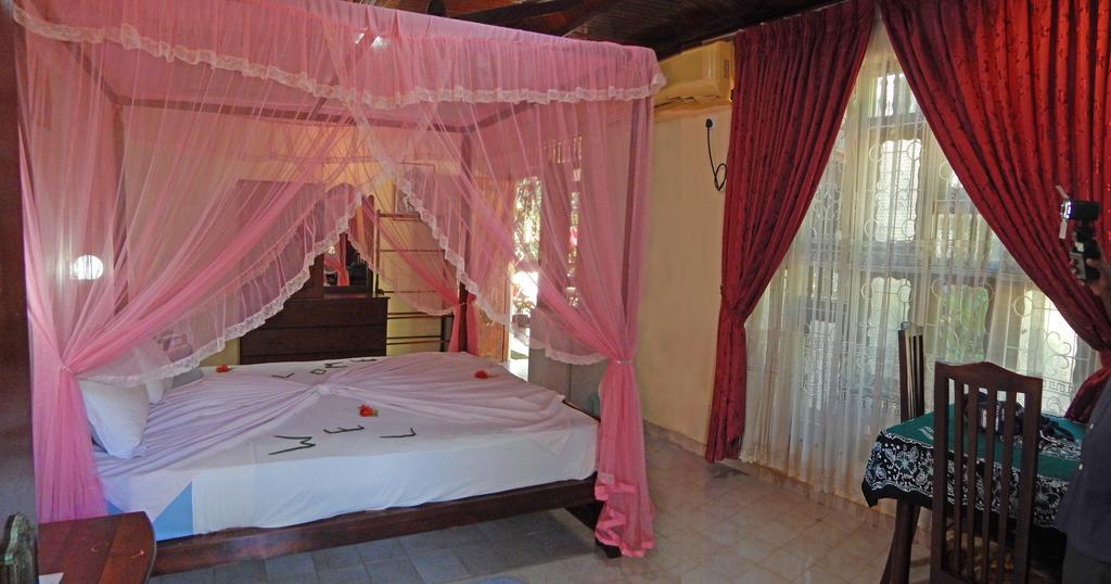 Rico Shadow Guest House & Restaurant Wayikkal Exterior photo